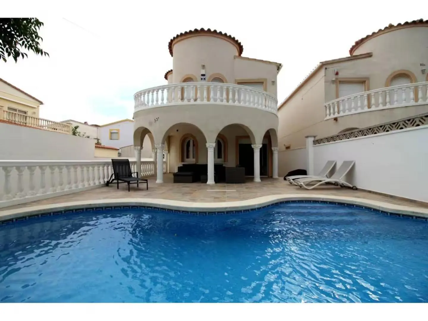 kontakty Grande Villa Familiale Avec Piscine, Pres Plage Et Canaux